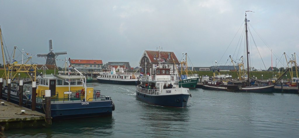 Oudeschild, am Morgen des 25/08/2012:
Viele Besucher fanden Interesse an einer Rundfahrt auf dem Wattenmeer, trotz Wind und Wetter. So tuckerten wir hinaus, anfangs noch verfolgt durch die TX35 und leichtem Niederschlag.
Nach einer knappen Stunde machten wir Halt, um die Netze reinzuholen. Der Fang an Krabben konnte sich sehen lassen, von einer  Verkostung  konnte also schlussendlich keine Rede mehr sein;)