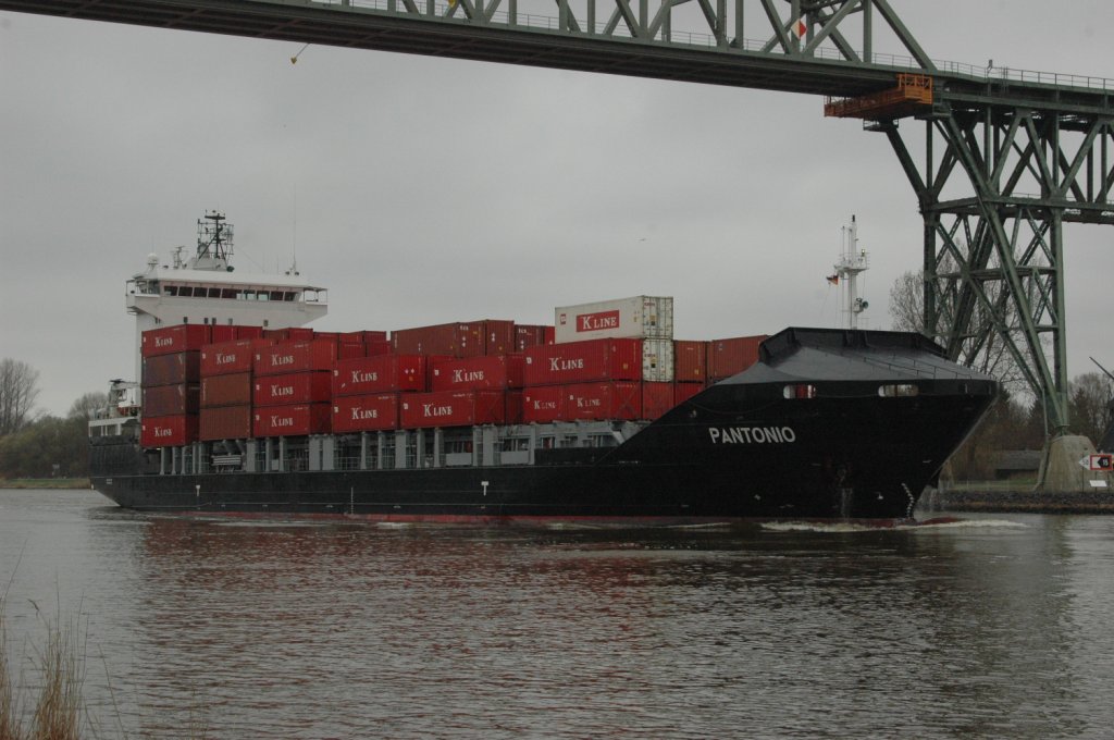 Pantonio  / Limassol (IMO: 9440576), ein  Containerschiff. Es hat eine Lnge von 129,60 m, eine Breite von 20,60 m und einen Tiefgang  von 7,40 m. Im Dienst seit 2008 und fasst 698 Container. Gesehen am 07.04.2011 bei Hochdonn.