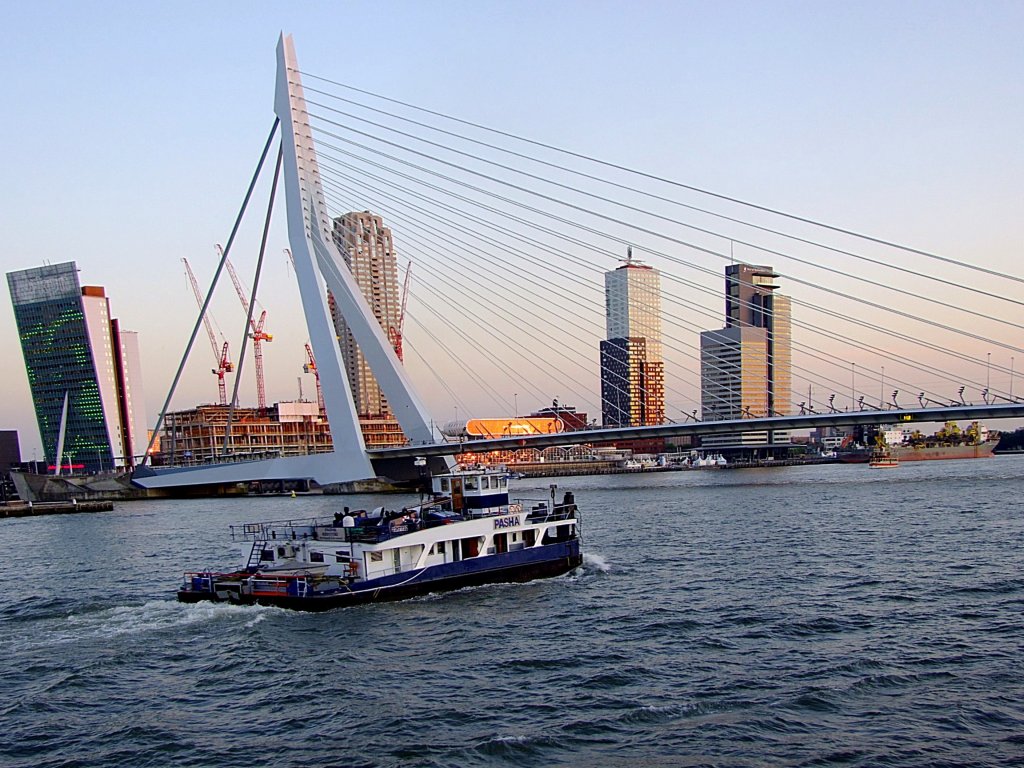 PASHA(EU-Nr2317732; L=22; B=9;2mtr.; 600PS; 97t; Bj.1963)im Bereich der 139mtr. hohen Erasmusbrug in Rotterdam; 110901