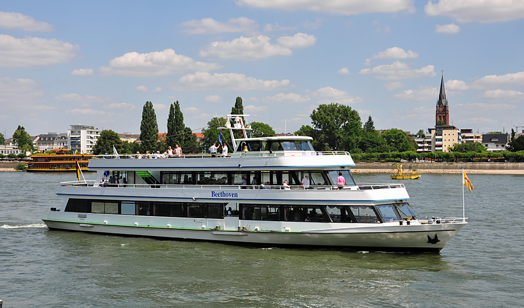 Passagierschiff  Beethoven , unterwegs auf dem Rhein bei Bonn - 18.07.2010