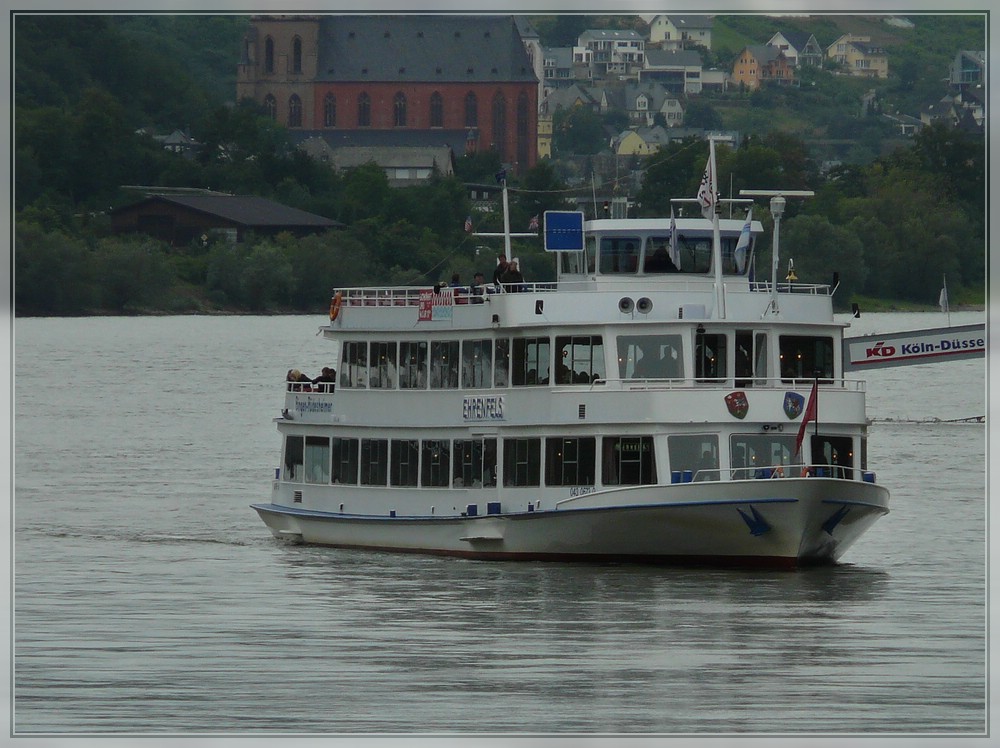 Passagierschiff  EHRENFELS  kurz vor dem Anlegen am Steg in Kaub. Schiffsdaten: Euronr 04306730, L 48,40m, B 9,20m.  25.06.2011