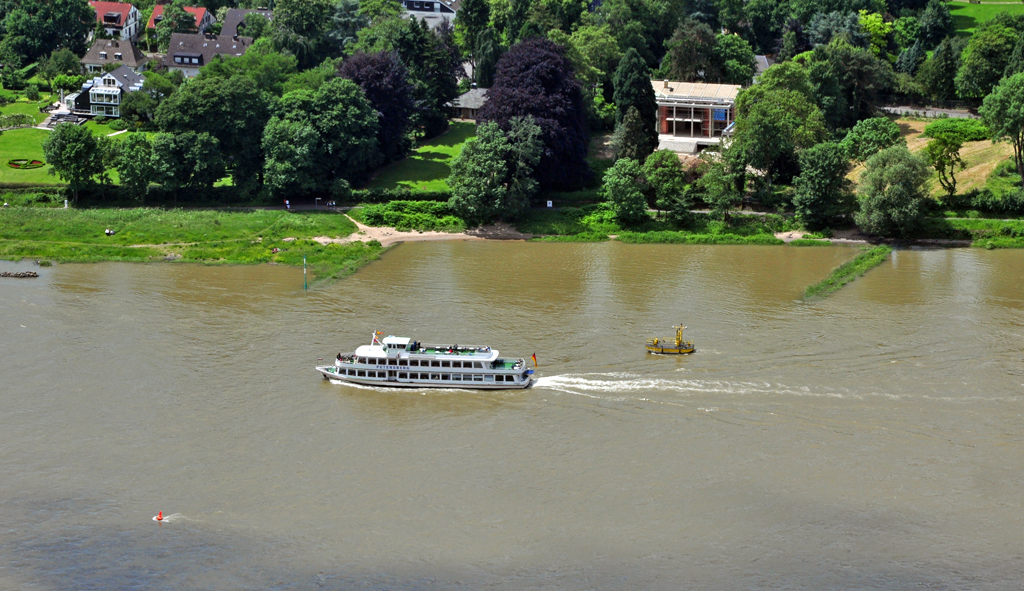 Passagierschiff  Petersberg  stromaufwrts querab Bad Godesberg.  Luftige  Aufnahme vom Drachenfels (Siebengebirge). 13.06.2010