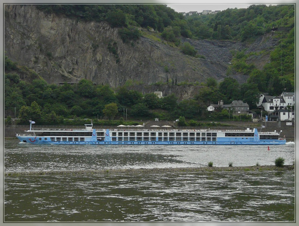 Passagierschiff  TUI SONATA , Bj 2010, L 135 m, B 11,40 m, hat fr 188 Fahrgste platz, aufgenommen in der Nhe von Kaub am 25.06.2011. 