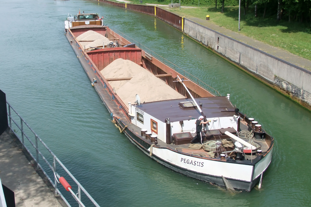  PEGASUS  bei der Einfahrt in die groe Schleuse Ahsen 7.5.2011