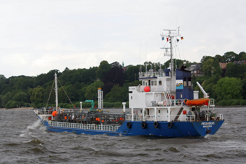 PEGASUS (IMO: 9078983)am 06.Juli 2009 auf der Elbe bei Hamburg-Finkenwerder.