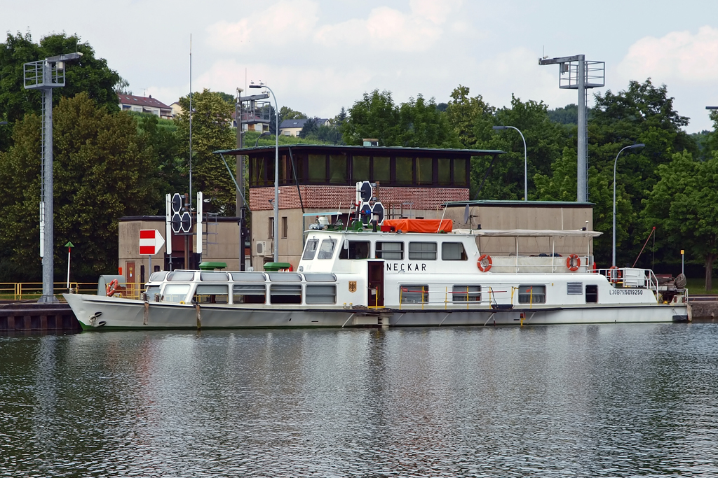Peilschiff  NECKAR , aufgenommen am Neckar an der Schleuse Stuttgart-Hofen, 30.06.2010