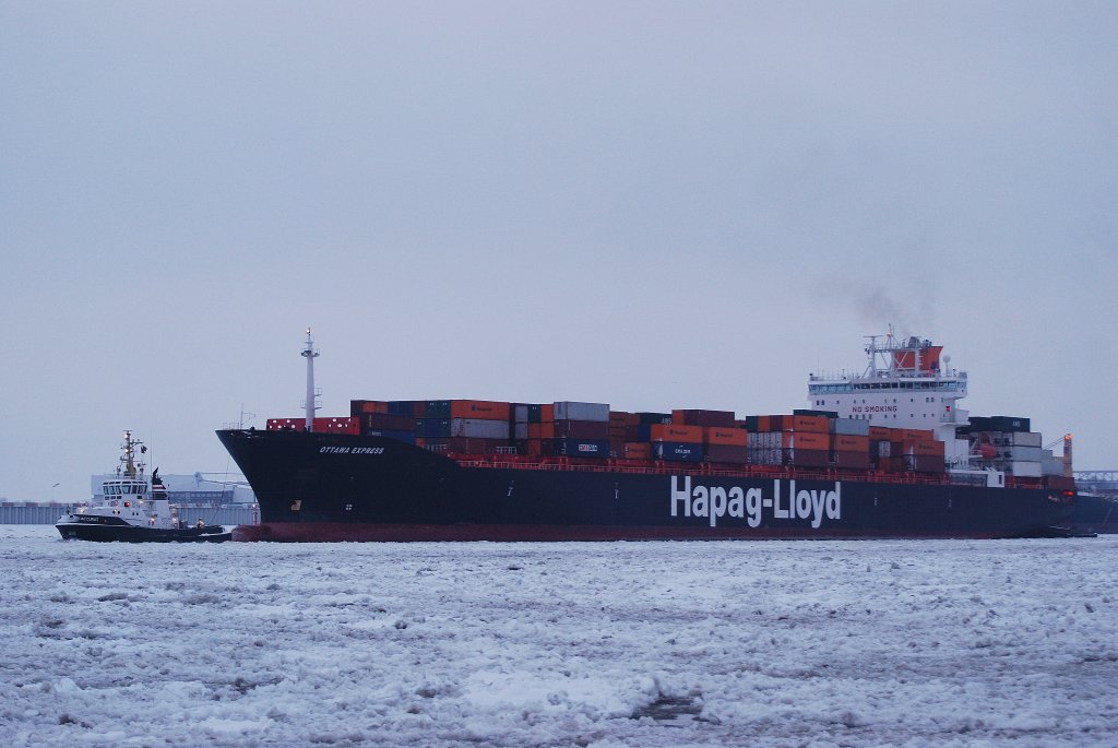 Per Schlepperhilfe kommt am 30.01.10 die Ottawa Express IMO-Nummer:9165360 Lnge:245.0m Breite:32.0m in den Hamburger Hafen.