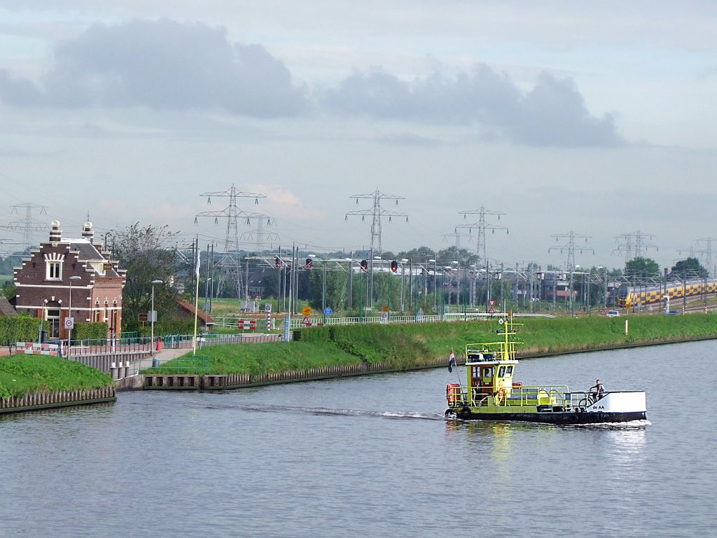 Personen-Fahrradfhre im Amsterdam-Rijnkanaal ca. 30km vor der Hauptstadt;100903