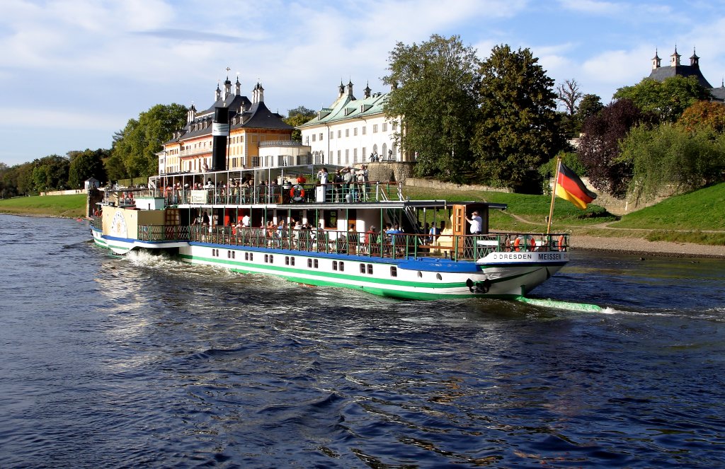 Personendampfer  Meissen  der  Schsischen Dampfschiffahrtsgesellschaft  ist am Nachmittag des 06.10.2011 unterwegs elbabwrts in Richtung Dresden/Terrassenufer, hier gerade vor der Kulisse des bekannten Pillnitzer Schlosses. Die Aufnahme erfolgte von Bord des MS  August der Starke .