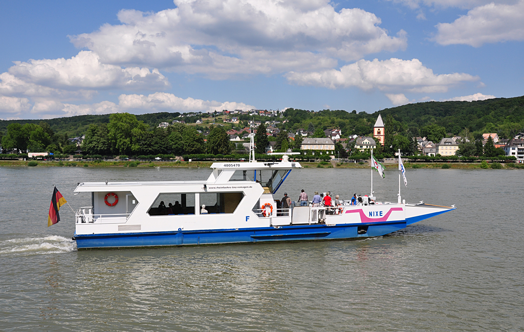 Personenfhre  Nixe  auf dem Rhein, von Remagen nach Erpel - 06.08.2010.
Baujahr 05/2006 -- Lnge 24 m -- Breite 5,86 m -- max. 75 Personen --