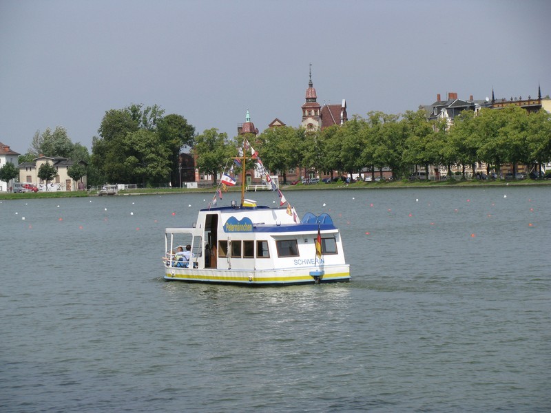 Personenfhre  Petermnnchen  auf dem Pfaffenteich in Schwerin 15.08.2009