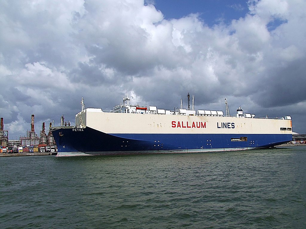 PETRA (Sallaum-Lines);IMO-8412986;L=190,B=32mtr. nimmt im Hafen von Antwerpen u.a. alte ausrangierte LKW´s fr 3te-Weltlnder auf;100830