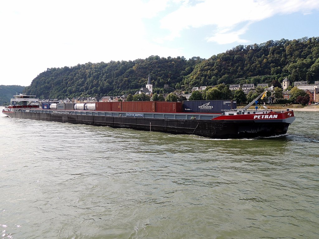 PETRAN(02332322; L=135; B=14,2mtr.; 5002t; 421TEU; Bj.2009)gleitet bei St.Goar Rheinabwrts; 120829