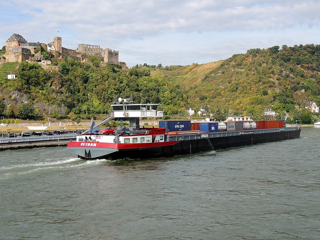 PETRAN(02332322; L=135; B=14,2mtr; 5002t; TEU:421; Bj.2009) passiert bei St. Goar die Burg Rheinfels; 120829