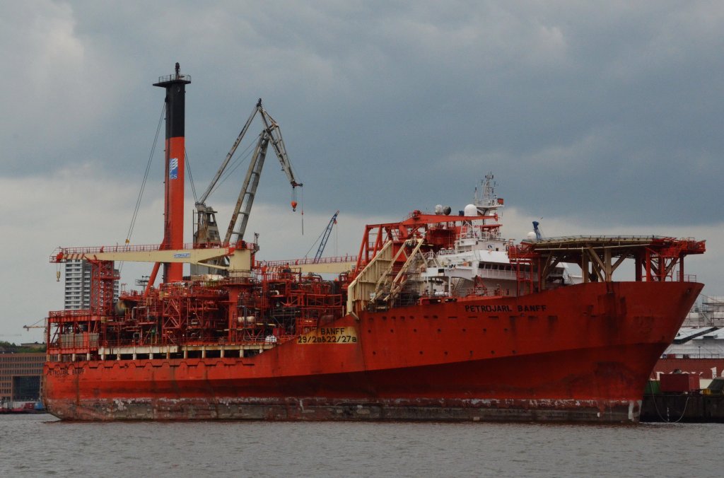 Petrojarl  BANFF  IMO: 9184330 gebaut 1997 von Hyundai Mipo Dockyard Ulsan, Sdkorea als RAMFORM BANFF, umbenannt ab 2006 in Petrojarl  BANFF, Lnge 120,4 m, Breite 53,5 m, Tiefgang 11,52 m, Geschwindigkeit 15 Knoten,   Flagge: Isle of Man, Hafen von reg:. Douglas  Schiffstyp: Schwimmende Lagerung / Produktion. Am 10. 05. 2013 im Hamburger Hafen beobachtet.