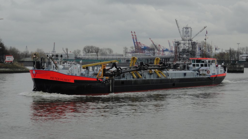 PIETER HUBERT (ENI 02103632) am 27.11.2012, Hamburg, im Khlfleet (Finkenwerder) /
Saugrohrbaggerschiff / La 72,11 m, B 9,2 m, Tg max. 3,4 m / 1 Caterpillar 1119 kw, 9 kn / Baggertiefe: max. 22 m, Saugrohrdurchmesser: 0,5m /  erbaut 1962 BEI   Bijker Gorinchem, NL  / Eigner:  Van Der Kamp Internationale Dredging BV, Heimathafen: Zwolle (NL), Flagge: NL /
