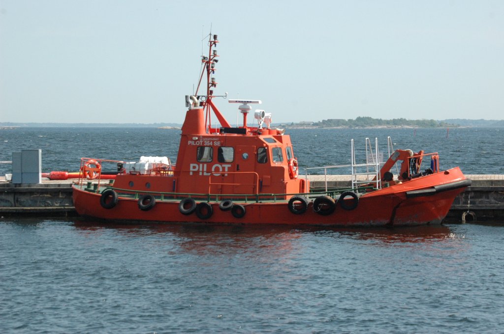 Pilot 354 SE, ein Lotsenboot in Karlskrona am 06.06.2011 gesehen.