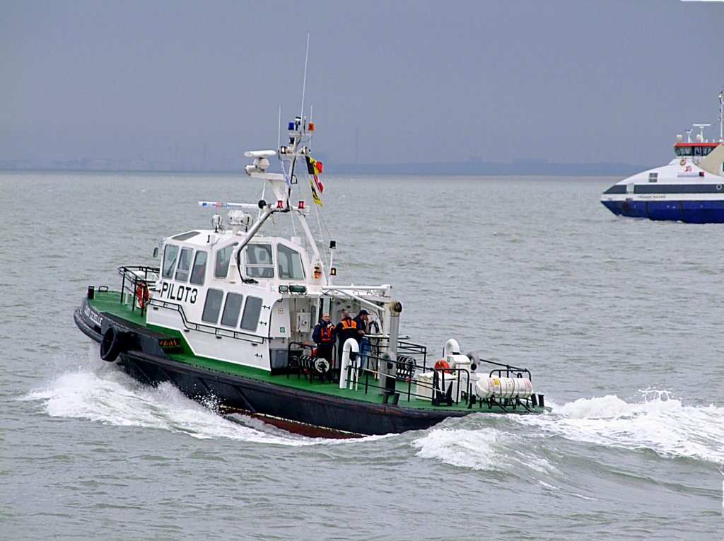 PILOT3  Guido-Gezelle  (L=23; B=6m; 14kn; 3Pers; Bj.1993) startet in Vlissingen zu einem Arbeitseinsatz; 110830