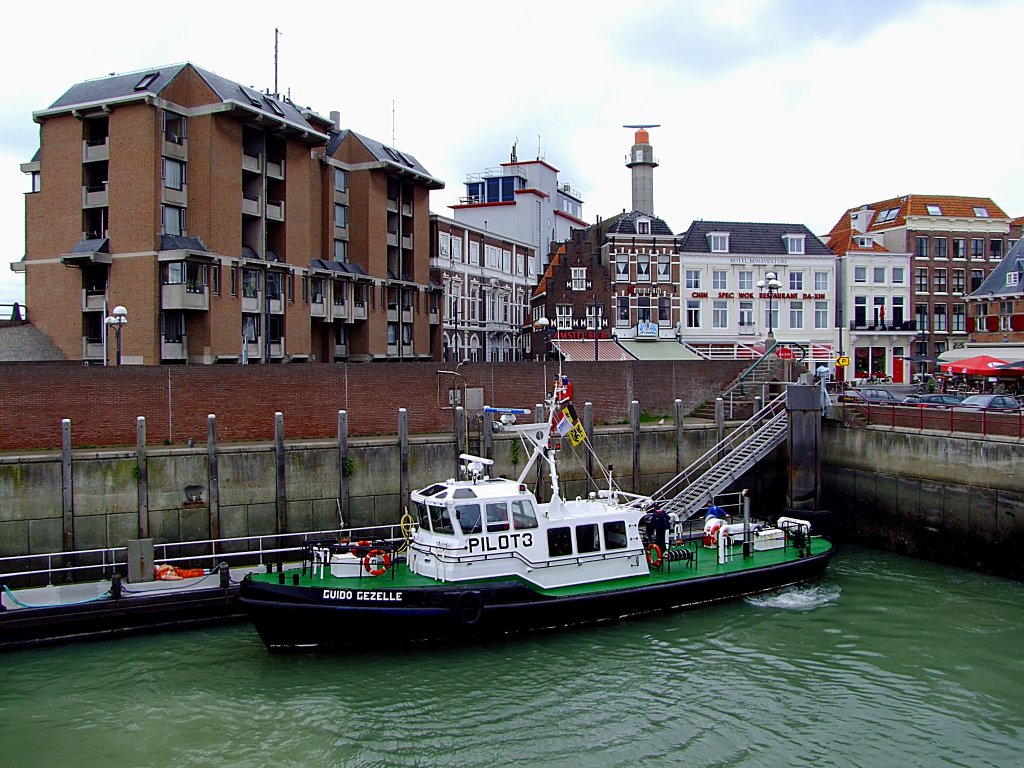 PILOT3  Guido-Gezelle  (L=23; B=6m; 14kn; 3Pers; Bj.1993)wartet im Hafenbecken von Vlissingen auf den nchsten Einsatz; 110830