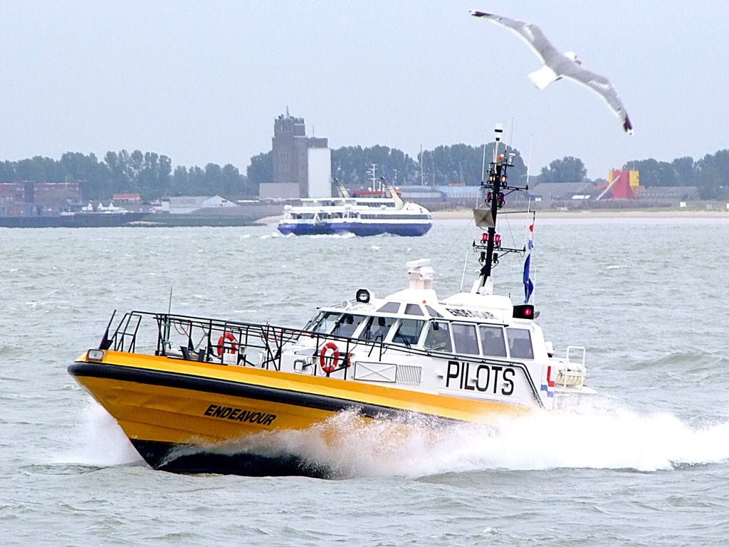 PILOTS-ENDEAVOUR(21x6mtr) steuert in Begleitung einer Mve zu seinem Standplatz im Hafen von Vlissingen)110830