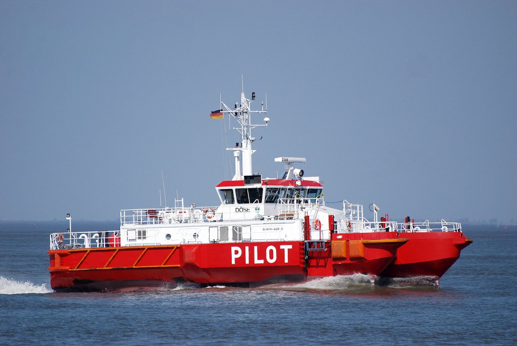 Pilottender Dse Flagge:Deutschland Lnge:27.0m Breite:14.0m vor Cuxhaven am 24.04.11