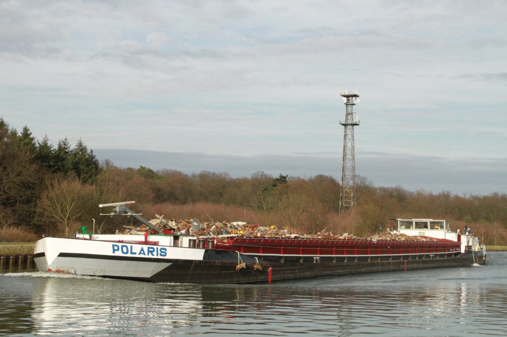 Polaris beladen mit Schrott am 14.04.2013 bei Dedensen.