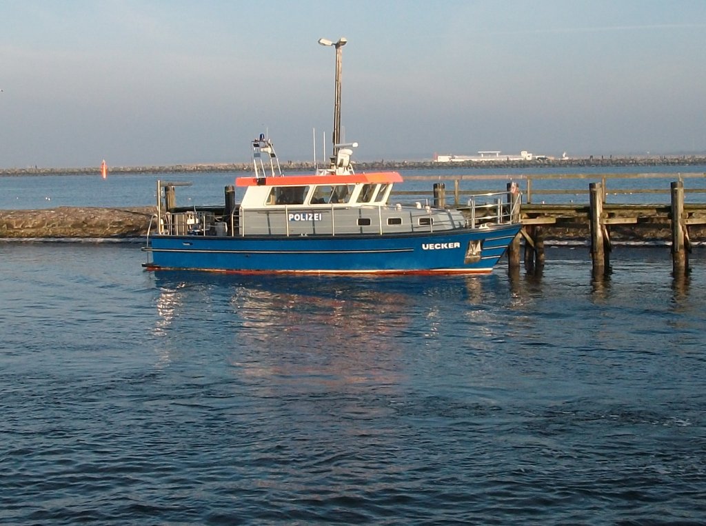 Polizeiboot  UECKER  am 29.Januar 2011 in Warnemnde.