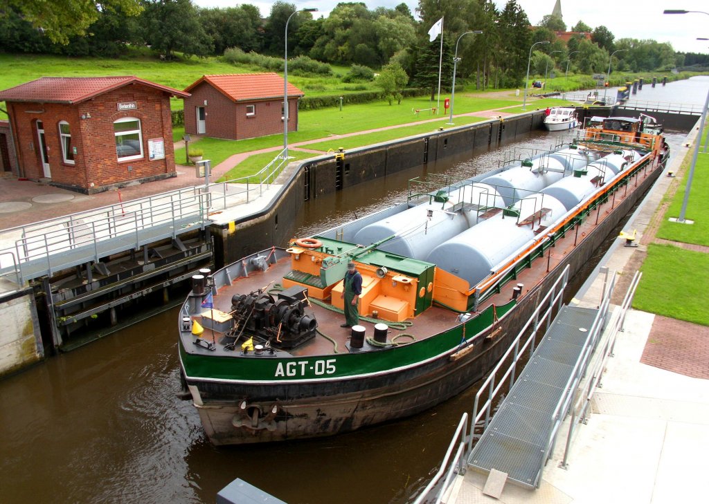 Polnischer Flssigdngertanker AGT-05 ENI 08340081 liegt auslaufbereit in der Berkenthiner Schleuse im ELK mit Kurs Lbeck... Aufgenommen: 10.08.2012