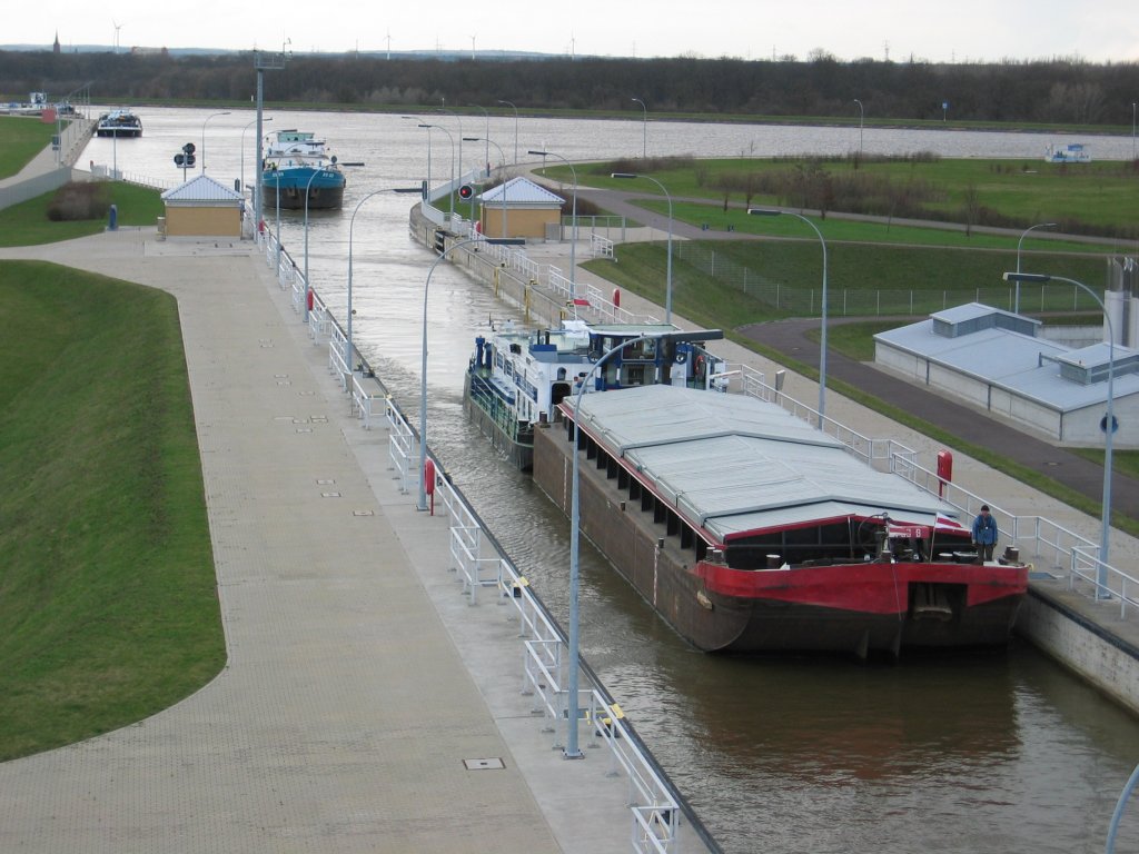 Polnischer Schubverband fhrt in die Schleuse Rothensee ein. Fahrtrichtung Hafen Magdeburg. 01.04.2010