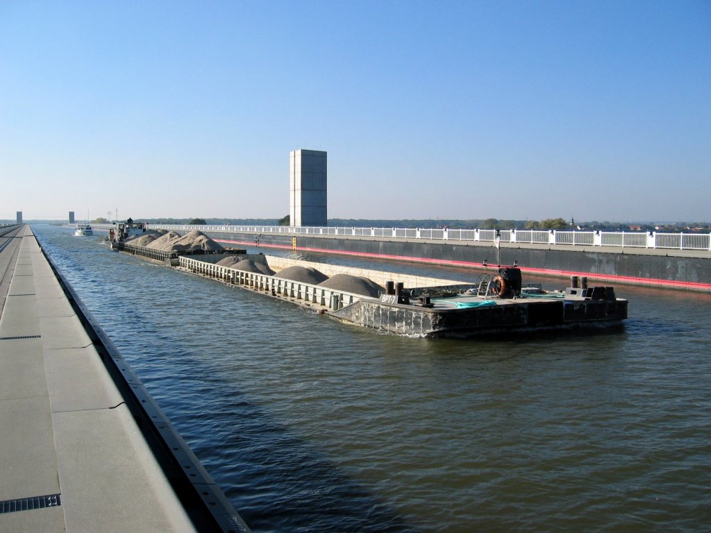 Polnischer Schubverband mit Schb Transbode 1 (8351147) und 2 SL am 13.10.2005 auf der Magdeburger Trogbrücke (dort Überquert der MLK die Elbe) mit Fahrtrichtung Schleuse Hohenwarthe.   