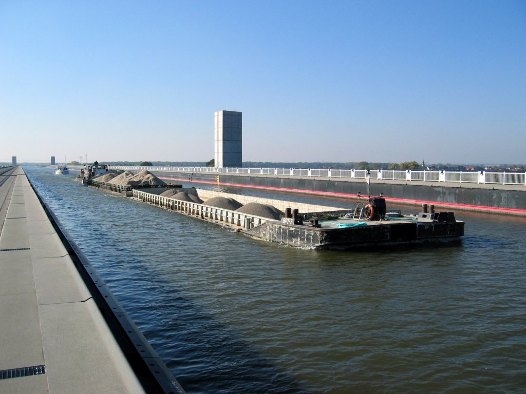 Polnischer Schubverband mit Schb Transbode 1 (8351147) und 2 SL am 13.10.2005 auf der Magdeburger Trogbrcke (dort berquert der MLK die Elbe) mit Fahrtrichtung Schleuse Hohenwarthe.   