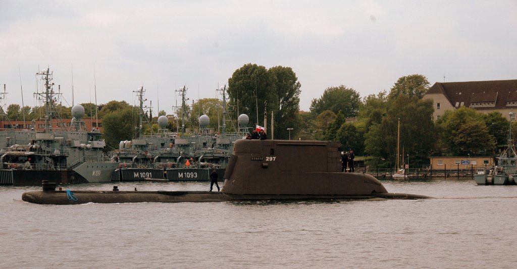 Polnisches U-Boot Kondor mit der Hull-Nr.297, hier scheint der NATO-Standard noch nicht angekommen zu sein-richtig wre S 297 ;-)
am 21.06.2011 aus dem Kieler Tirpitzhafen auslaufend.
Das Boot wurde als KNM Kunna S 319( Kobben-Klasse/Kl. 207) in den 1960er Jahren fr Norwegen in Deutschland gebaut und ist seit 2004 in der polnischen Marine im Dienst.
Mae: 47,70 x 4,70 x 8,70 (Lnge x Breite x Hhe)
Verdrngung: 459 t aufgetaucht, 524 t getaucht
Antrieb: Diesel-elektrisch, 1 Welle
Geschwindigkeit: Bis zu 18 Knoten
Sensoren: Kelvin Hughes 1007 Radarsystem, Sonar von Atlas Elektronik oder Simrad
Besatzung: ca. 20 - 25 Mann
Bewaffnung: 8 x 53,3cm Torpedorohre, Torpedos: FFV Type 61 und Honeywell NT37C
Tauchtiefe: 180 Meter

Im HG vlnr: mehere Minensucher,u.a. :
Hohlstablenkboot FGS M 1094 Ensdorf (Ensdorf-Klasse/Kl 352)
Minenjagdboot FGS M 1091 Kulmbach (Kulmbach-Klasse(Kl.333)
Hohlstablenkboot FGS M 1093 Auerbach/Oberpfalz (Ensdorf-Klasse/Kl.352)
sowie ganz rechts einer der sog. Hohlstbe vom Typ Seehund