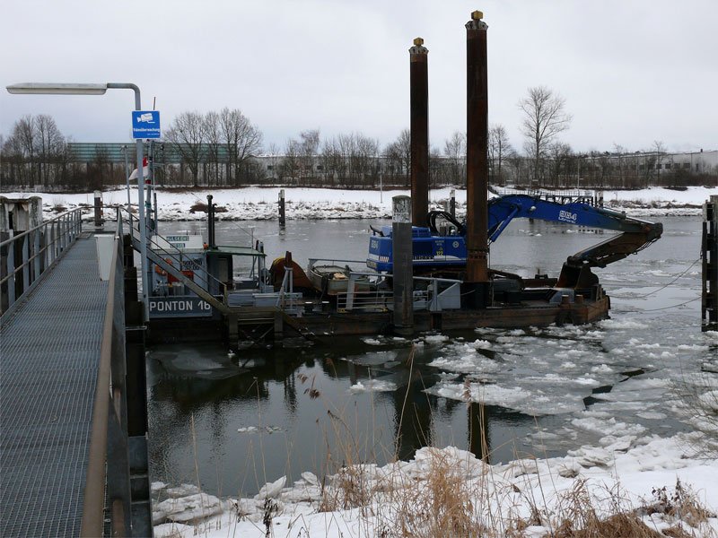 Ponton der Fa. Hlskens / Wesel mit einem LIEBHERR-Raupenbagger auf dem vereisten unteren Schleusenkanal in Geesthacht; 08.02.2010
