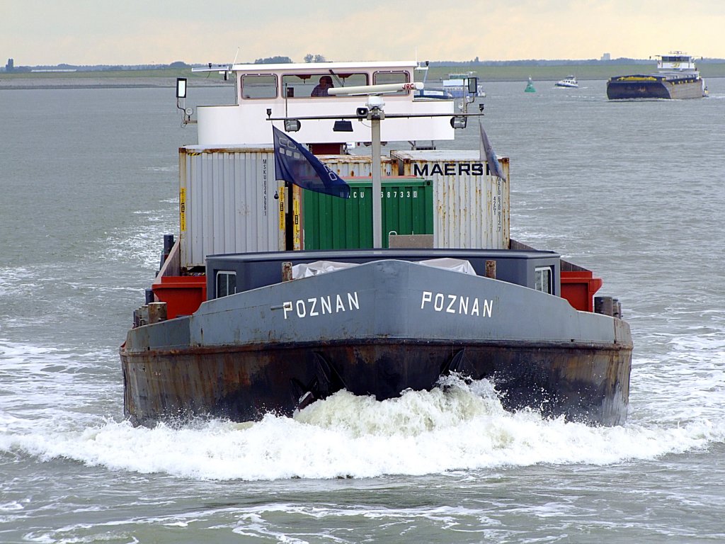 POZNAN(205357990; L=85; B=10mtr) steuert mit einer Ladung Container auf der Westerschelde Richtung Antwerpen;110830