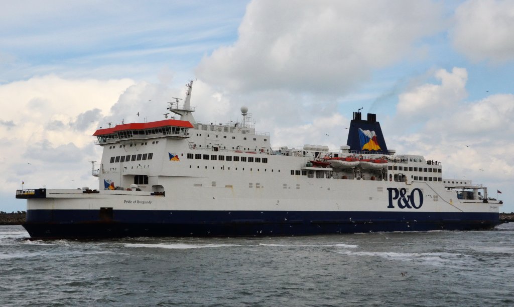 Pride of Burgundy, ein Fhrschiff von P&O mit Heimathafen Dover, hier im Hafen von Calais am 23.05.2013. Gesamtlnge: 179,70 m, Passagiere: 1.420, Fahrzeuge: 500 Pkw oder 120 Lkw