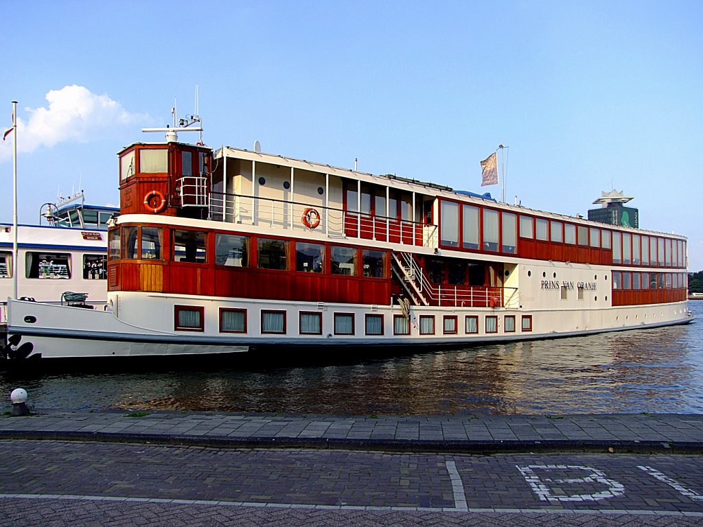 Prins van Oranje(ENI:02009515; L=52; B=7,34mtr; 2x370PS; Bj.1908)erhielt 1994/95 eine grndliche Revision, und wartet nun im Hafen von Amsterdam auf seinen Einsatz; 110903