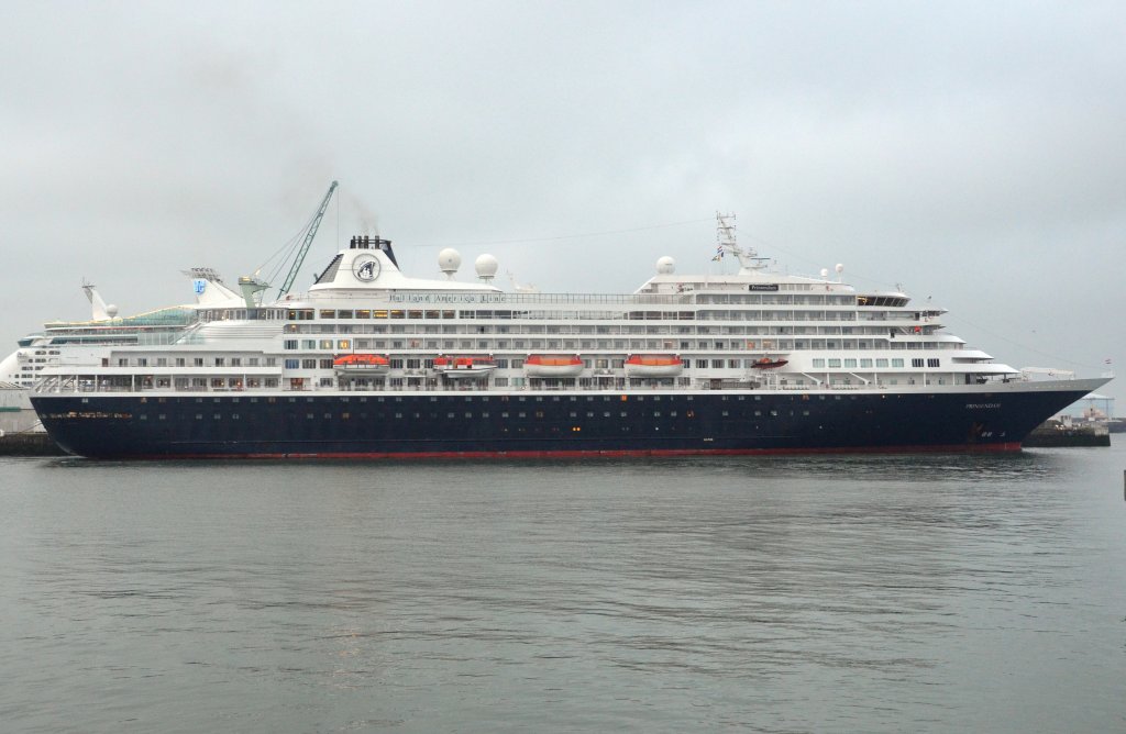 Prinsendam , ein Kreuzfartschiff der Holland-Amerika-Linie. Die Prinsendam wurde 1988 von der Wrtsil-Werft in Turku/Finnland als Royal Viking Sun fr Royal Viking Line gebaut. Heute fhrt sie fr Holland-America Line. Lnge: 204.00 m, Breite: 32.30 m, Passagierpltze: 793, Mannschaft: 443, Geschwindigkeit: 22 kn. Gesehen am 30.05.2013.