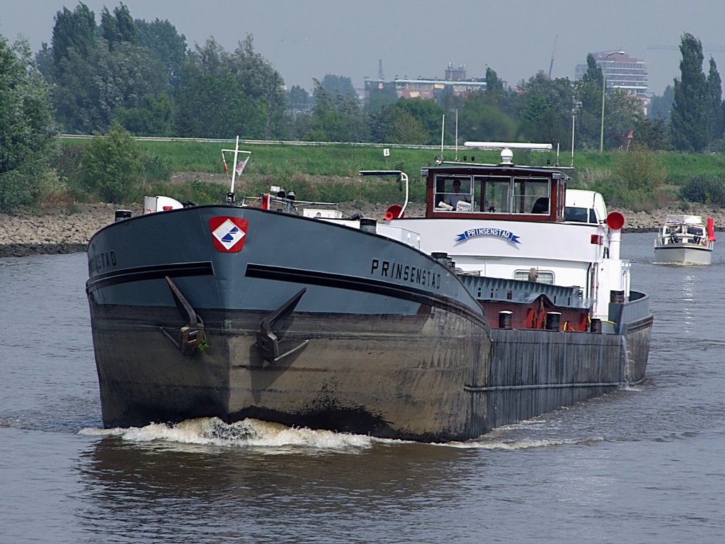 PRINSENSTAD(ENI02104266; L=70; B=7mtr; 500PS; Bj.1967) steuert auf der Hollandse-Ijssel Richtung Rotterdam; 110902