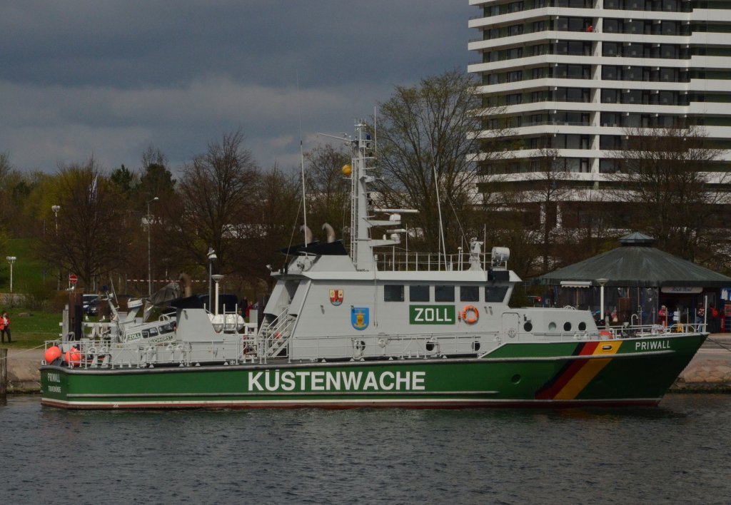 Priwall,  ein Schnellboot  der Kstenwache  (ZOLL) liegt vor der Wache in Travemnde am 27.04.2013