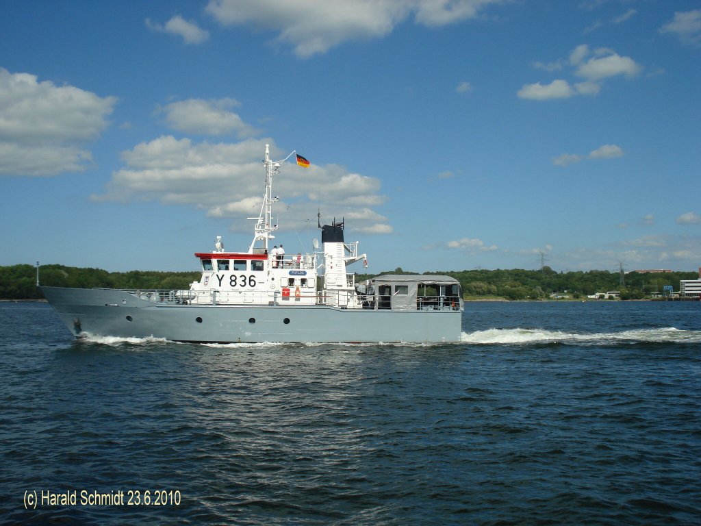 PUTLOS (Y 836) am 26.3.2010 auf der Kieler Frde
Sicherungsboot Klasse 905 / La 28.7 m, B 6,5 m,  / 2 KHD Diesel je 755 kW. 2 Propeller, 18 kn / 1994 bei Lrssen, Vegesack und Krgler, Rendsburg / 
