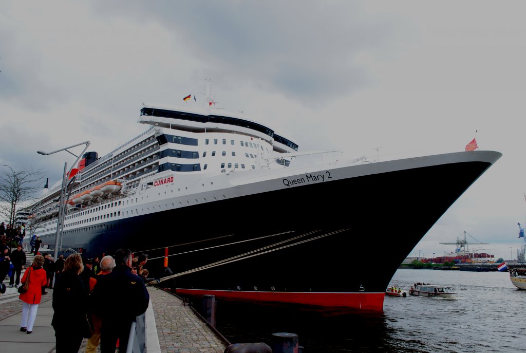 Queen Mary 2 am 12.02.2013 in Hamburg