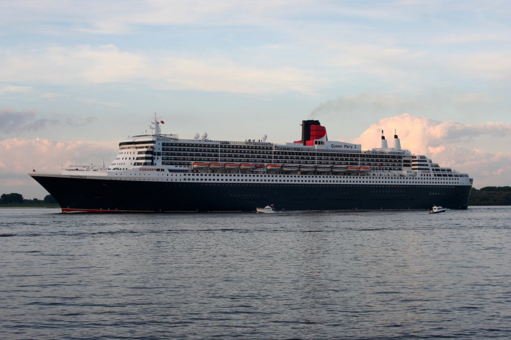 Queen Mary 2 am 13.08.2011 Auslaufend HH bei Lhe. Dies war der 20.Besuch der  Queen  in Hamburg.