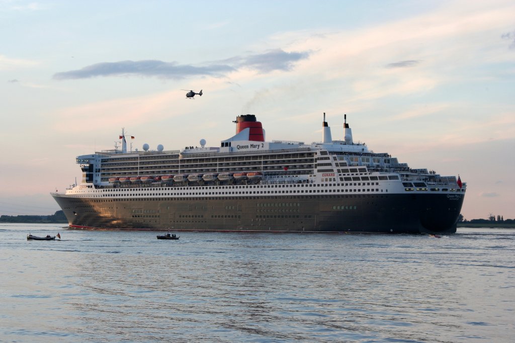 Queen Mary 2 am 13.08.2011 mit Hubschrauber der Bundespolizei der dem Schiff die lstigen Begleitboote vor dem Bug wegschafft ? Elbe bei Lhe.