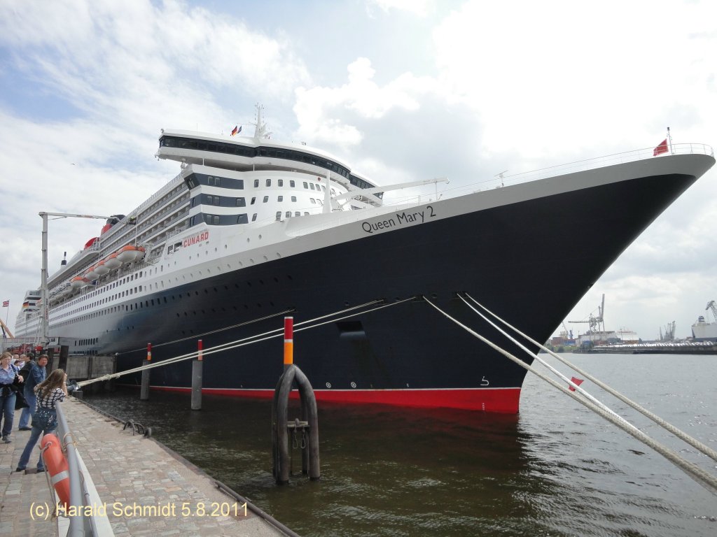 QUEEN MARY 2 am 5.8.2011 in Hamburg am Kreuzfahrtterminal Hafencity

