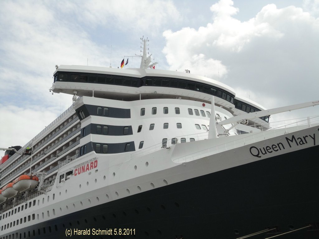 QUEEN MARY 2 am 5.8.2011 in Hamburg am Kreuzfahrtterminal Hafencity

