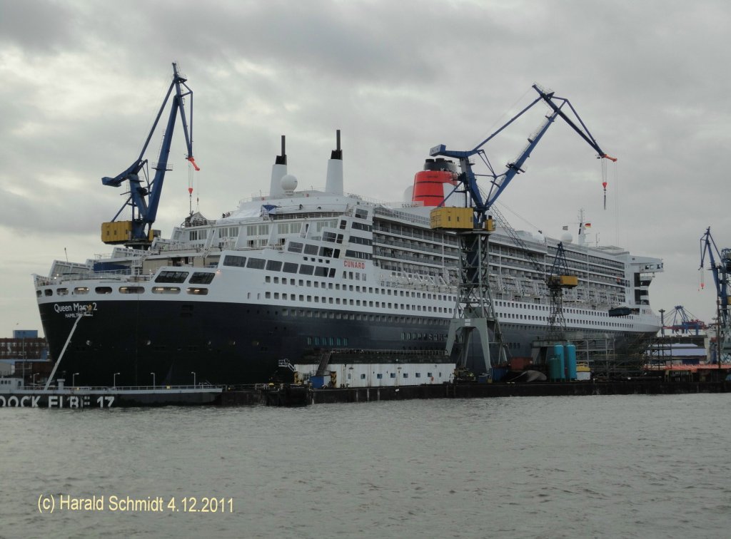 QUEEN MARY 2 (IMO 9241061) am 4.12.2011, Hamburg im Trockendock Elbe 17 bei Blohm&Voss /
Passagierschiff / Cunard Line / 148.528 BRZ / La 345,03 m, B 41 m, Tg  m / ges. 126.870 kW, 4 E-Fahrmotore 86.000 kW, 4 Pods, 26,5 (30) kn / 1310 Kab., Max. 3090 Pass., 1253 Bes. / 2003 bei Chantiers de l ´Atlantique, St. Nazaire /
