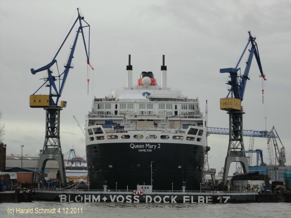 QUEEN MARY 2 (IMO 9241061) am 4.12.2011, Hamburg im Trockendock Elbe 17 bei Blohm&Voss /
Passagierschiff / Cunard Line / 148.528 BRZ / La 345,03 m, B 41 m, Tg  m / ges. 126.870 kW, 4 E-Fahrmotore 86.000 kW, 4 Pods, 26,5 (30) kn / 1310 Kab., Max. 3090 Pass., 1253 Bes. / 2003 bei Chantiers de l ´Atlantique, St. Nazaire /
