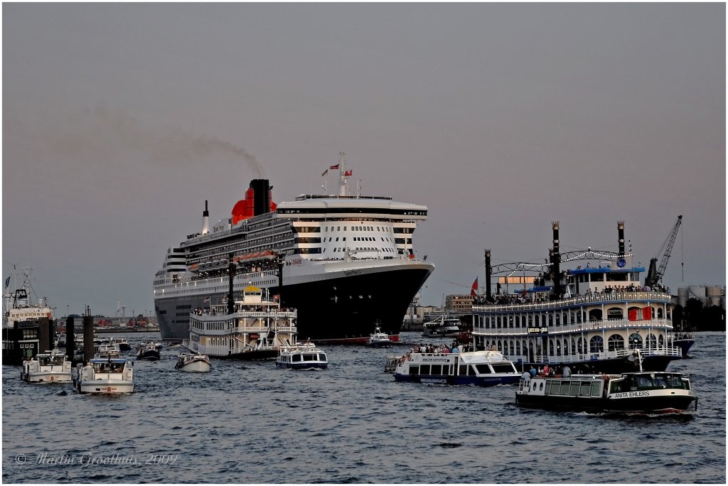 Queen Mary2 am 15.08.2009 auslaufend Hamburg.