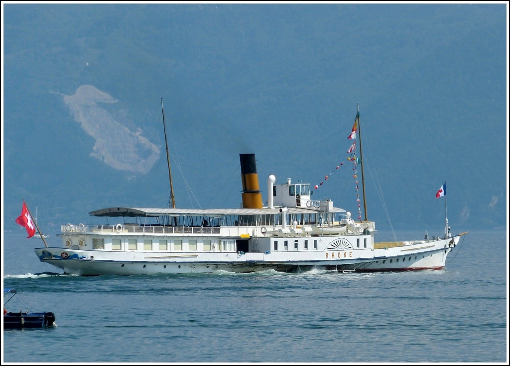 Radampfer  RHONE  beim verlassen der Anlegestelle in Lausanne, 
Schiffsdaten: Bj 1927; L 67,8m; B 14,3m; Motorleistung 625 kw; Geschw. 20 km/h; und kann 850 Personen aufnehmen, aufgenommen am 26.05.2012.