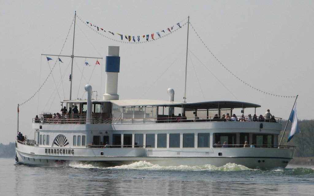 Raddampfer  Herrsching  auf dem Ammersee bei Holzhausen